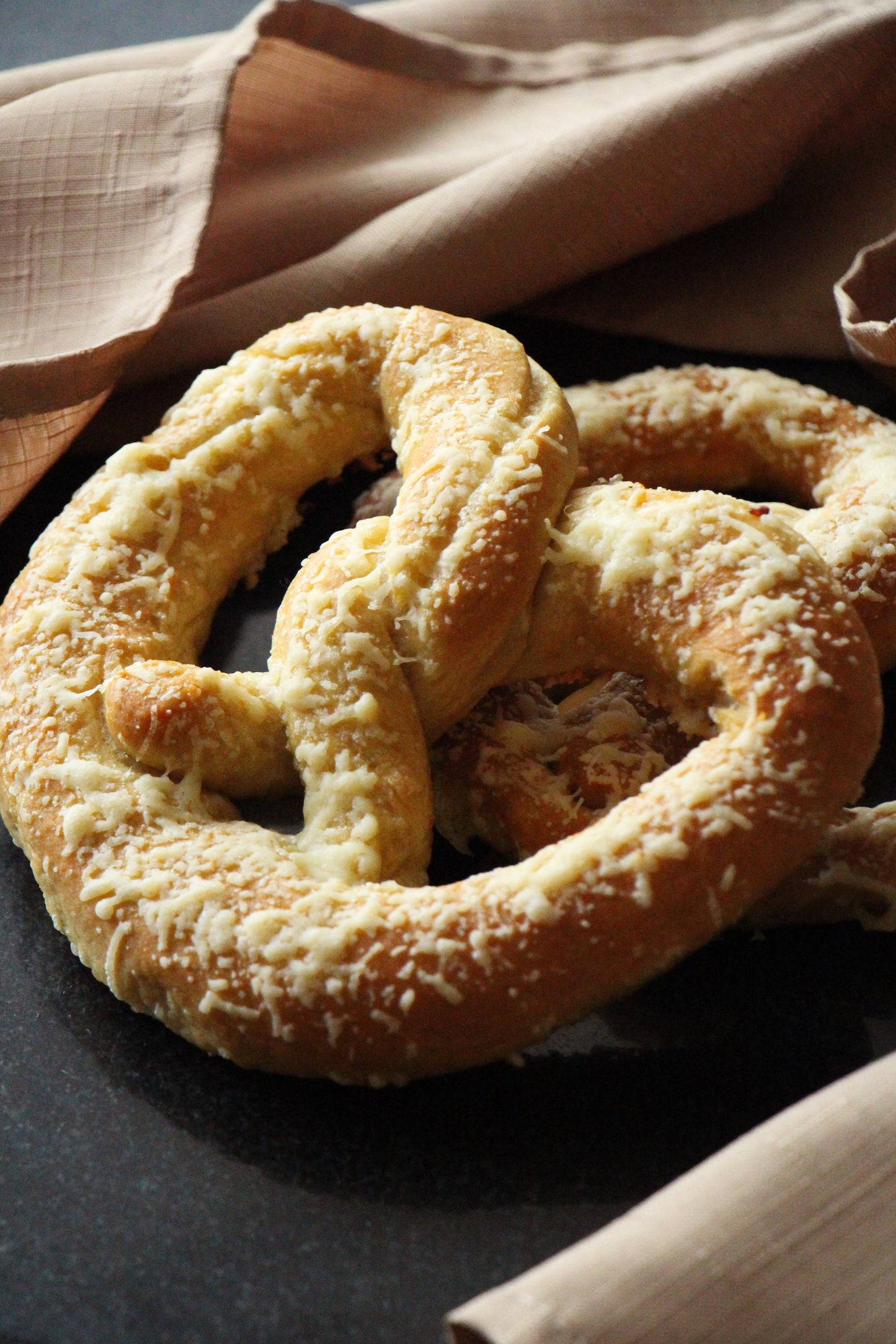 PRETZELS CON AJO Y PARMESANO - 4 PZAS