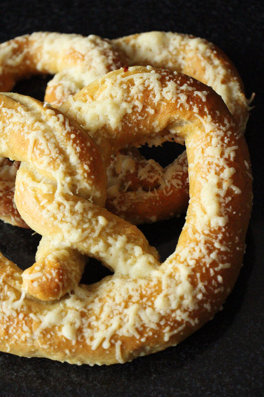 PRETZELS CON AJO Y PARMESANO - 8 PZAS
